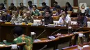 Menteri BUMN, Erick Thohir (tengah) mengikuti rapat dengar pendapat umum dengan Panitia Kerja (Panja) DPR RI untuk skandal di PT Asuransi Jiwasraya (Persero), di Kompleks Parlemen, Jakarta, Selasa (29/1/2020). Erick diundang untuk membahas penyelesaian sengkarut Jiwasraya. (Liputan6.com/Johan Tallo)