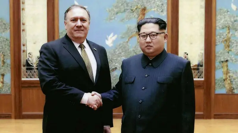 Pemimpin Korea Utara Kim Jong-un berjabat tangan dengan Menteri Luar Negeri AS, Mike Pompeo, dalam sebuah pertemuan resmi di Pyongyang (AP/The White House)