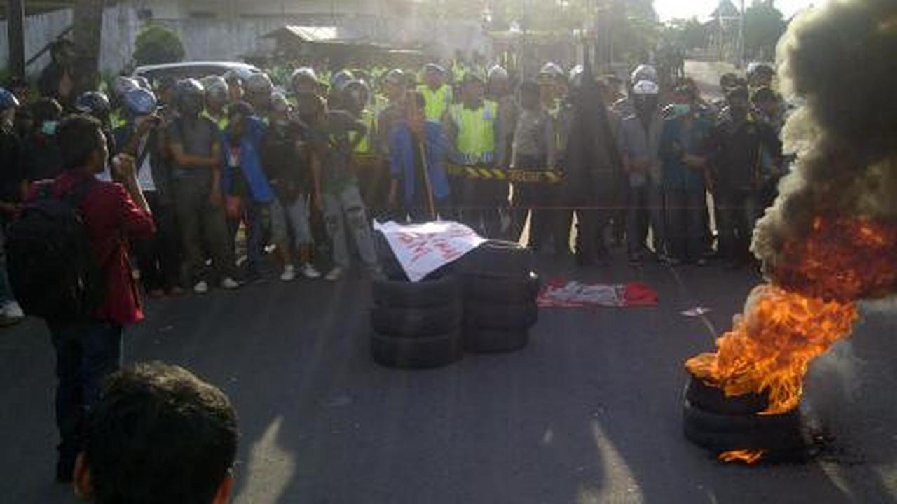 Demonstran bakar ban di dekat rumah Wapres