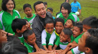 Menpora Imam Nahrawi bersama sejumlah anak melakukan tos saat menghadiri Milo Football Championship di Jakarta, Sabtu (18/2). Sebanyak 8000 siswa SD mengikuti acara ini. (Liputan6.com/Angga Yuniar)