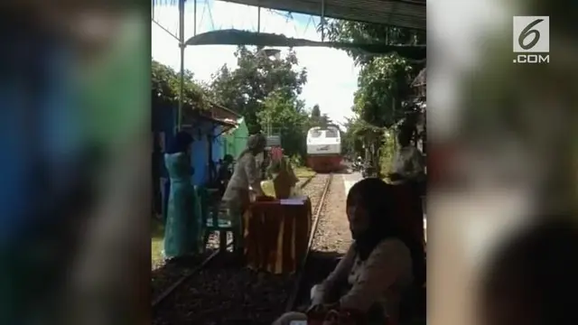 VIDEO: Kereta Api Tak Bisa Lewat Terhalang Hajatan