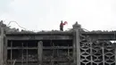 Pekerja membongkar bangunan Gedung Kejaksaan Agung setelah terbakar di Jakarta, Rabu (14/4/2021). Komisi III DPR menyetujui penambahan anggaran Kejaksaan Agung sebesar Rp 350 miliar untuk tahun 2021. (merdeka.com/Imam Buhori)