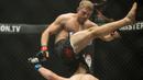Marin Prachino petarung Polandia melayangkan tendangan ke arah lawannya di laga tarung bebas MMA bertajuk One Championship di Jakarta. (Bola.com/Peksi Cahyo)