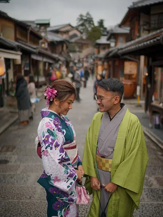 Pasangan Ruben Onsu dan Sarwendah serta putrinya, liburan akhir tahun ini dengan menyambangi Jepang. Beberapa tempat dikunjungi oleh pasangan yang selalu romantis ini. (Instagram/ruben_onsu)