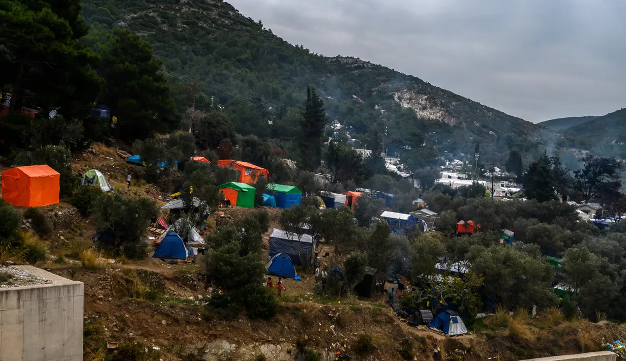 Pemandangan lereng bukit yang ditutupi dengan tenda di kamp pengungsi di pulau Samos, Yunani (13/11/2019). Kamp Samos, awalnya dibangun untuk menampung 650 orang, telah lama melampaui batas-batasnya. (AFP Photo/Angelos Tzortzinis)