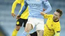 Penyerang Borussia Dortmund, Marco Reus berebut bola dengan bek Manchester City, John Stones pada leg pertama perempat final Liga Champions di Etihad Stadium, Rabu (7/4/2021) dini hari WIB. Man City menang 2-1 atas Dortmund. (AP Photo/Dave Thompson)