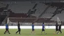 Staf pelatih Thailand menggotong gawang saat latihan jelang laga kualifikasi Piala Dunia 2022 di SUGBK, Jakarta, Senin (9/9). Thailand akan berhadapan dengan Indonesia. (Bola.com/M Iqbal Ichsan)