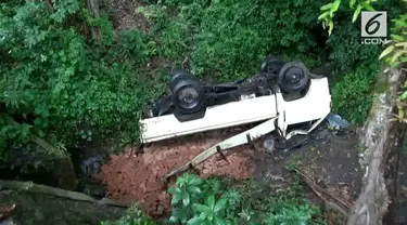 Hilang kendali di jalan menikung,  sebuah truk bermuatan batu bata di Ponorogo, Jawa Timur, terjun ke sungai.