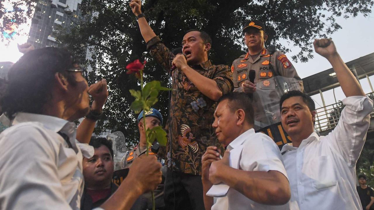 Mensesneg temui mahasiswa di aksi Indonesia Gelap