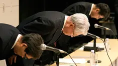 Presiden dan CEO Kobe Steel Hiroya Kawasaki (tengah) membungkuk saat konferensi pers di Tokyo, Jepang,  Selasa (6/3). Kawasaki mengundurkan diri karena sebuah skandal yang muncul tahun lalu. (AP Photo/Shizuo Kambayashi)