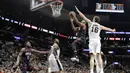 Pebasket Houston Rockets, Clint Capela, menghindari block pebasket San Antonio Spurs, Pau Gasol, pada laga semifinal wilayah barat NBA di AT&T Center, San Antonio, Rabu (3/5/2017). Spurs menang 121-96 atas Rockets. (AP/Eric Gay)