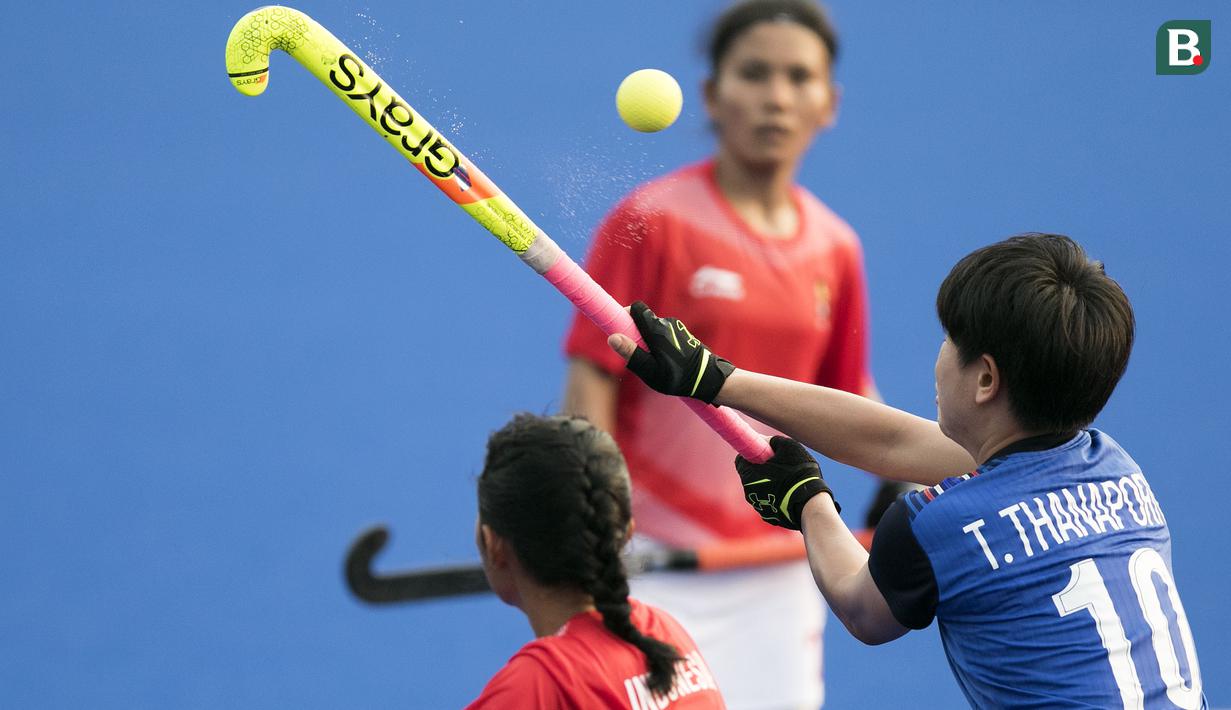 Pemain Thailand, Tongkham Thanaporn, mengontrol bola di udara saat melawan Indonesia pada laga Asian Games di Lapangan Hoki, GBK, Jakarta, Sabtu (25/8/2018). Indonesia kalah 0-2 dari Thailand. (Bola.com/Peksi Cahyo)