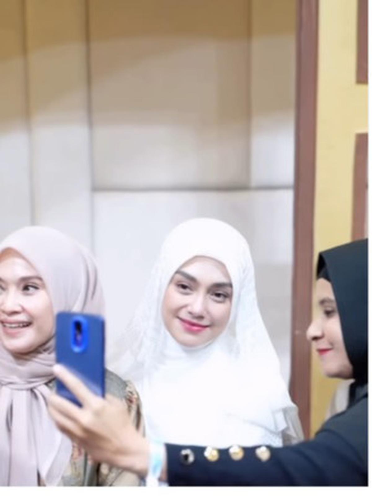 Potret Celine Evangelista Pakai Gamis Putih saat Jadi Bintang Tamu di Kajian Bali Muslim Festival