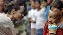 Utusan khusus UNHCR, Angelina Jolie menyapa salah satu pengungsi etnis Kachin saat melakukan kunjungan ke ibukota Myitkyina, Myanmar, Rabu (30/7/2015). (REUTERS/Soe Zeya Tun) 