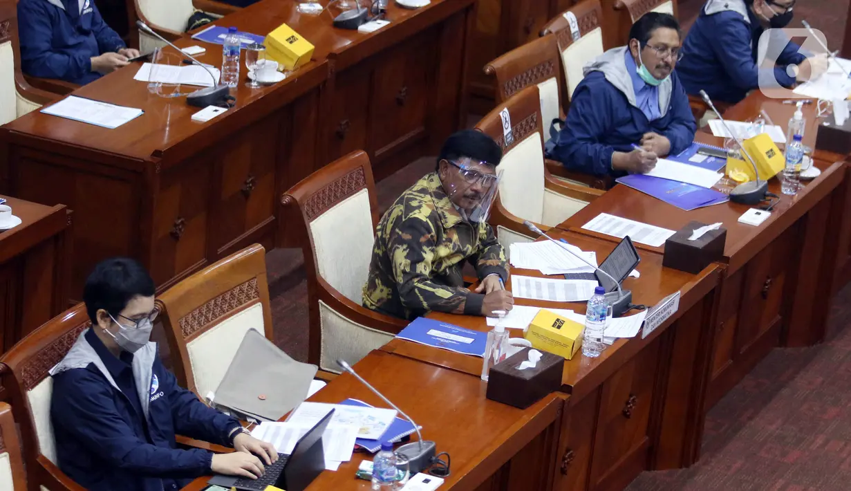 Menkominfo Johnny G Plate (kedua kiri) memberikan paparannya saat mengikuti rapat kerja dengan Komisi I DPR di Kompleks Parlemen, Jakarta, Rabu (7/4/2021). Rapat kerja tersebut membahas mengenai tata kelola 5G dan berakhirnya keanggotaan Dewas LPP RRI Periode 2016-2021. (Liputan6.com/Angga Yuniar)