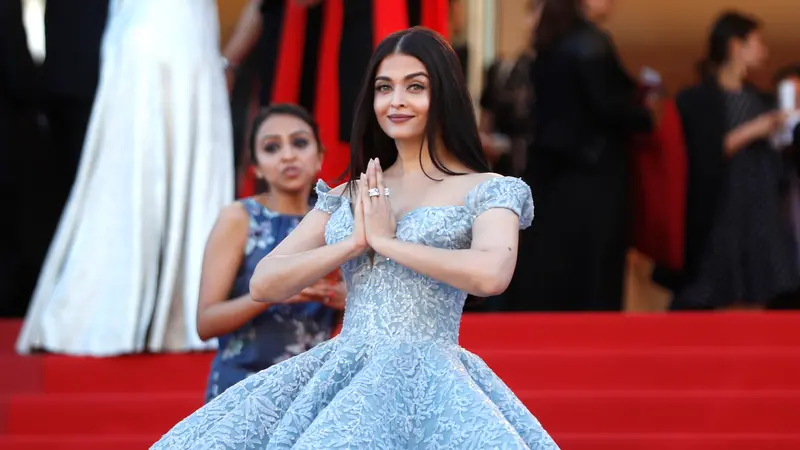 20170519-Aishwarya Rai Kenakan Gaun Cinderella di Festival Cannes-AP