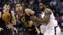 Pebasket Cleveland Cavaliers, Jordan Clarkson, berusaha melewati pebasket Phoenix Suns, Troy Daniels, pada laga NBA di Talking Stick Resort Arena, Rabu (14/3/2018). Cleveland Cavaliers menang 129-107 atas Phoenix Suns. (AP/Rick Scuteri)