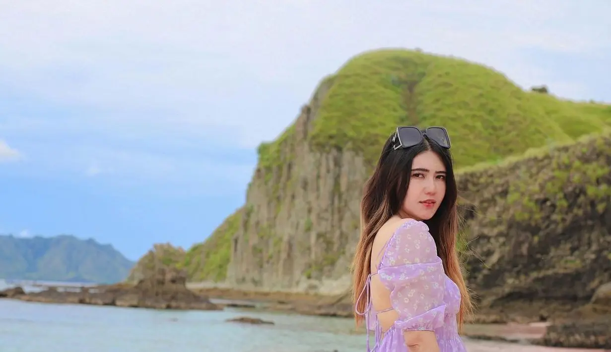 Mengenakan dress bohemian juga akan jadi outfit yang selalu cantik menghadirkan kesan feminin tak tertandingi. (Foto: Instagram/ Via Vallen)