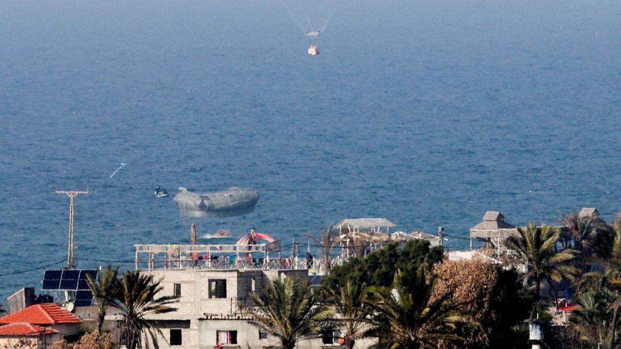 Warga Jalur Gaza pun seangat antusias untuk mendapatkan bantuan yang diterjunkan dari udara tersebut. Bahkan, beberapa orang terpantau menggunakan perahu untuk mengumpulkan bantuan yang jatuh ke laut. REUTERS/Ibraheem Abu Mustafa