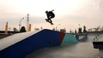 Seorang anak bermain skateboard di RTH RPTRA Kalijodo, Jakarta, Kamis (31/8). Bappeda menghapus anggaran pengadaan lahan RPTRA dalam KUPA-PPAS APBD 2017. (Liputan6.com/Helmi Fithriansyah)