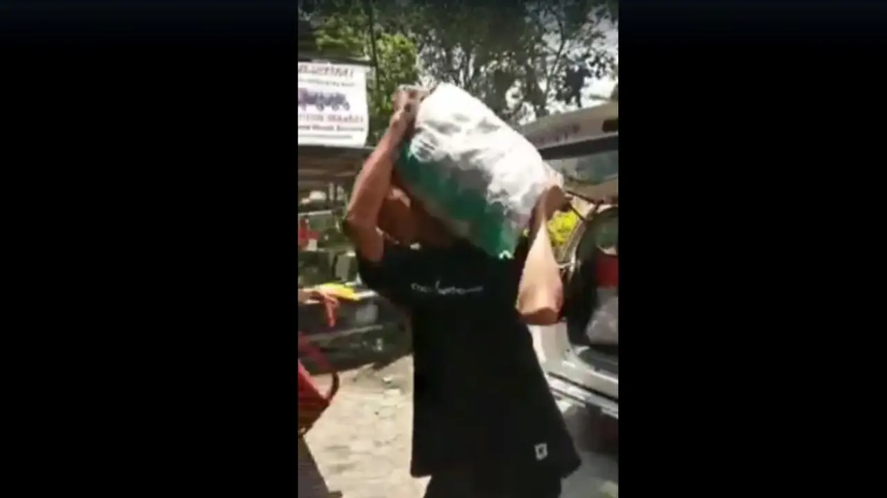 Kakak adik di  Bojonegoro membelikan motor untuk ibunya dengan uang koin. (Ist)