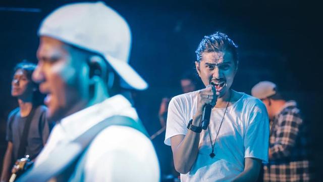 6 Potret Penampilan Sederhana Personel Sheila On 7 Saat Manggung, Tampil Apa Adanya