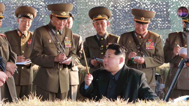 Pemimpin Korea Utara, Kim Jong-un bersama sejumlah pejabat tinggi militer (KCNA via The Business Insider Singapore)