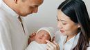 Menuai banyak ucapan selamat dan doa usai resmi menjadi ibu dan ayah. Fendy Chow dan Stella Cornelia belakangan banyak mengunggah momen kebersamaannya dengan buah hati. Apalagi saat menjalani pemotretan new born, sosok Avery yang didandani dengan berbagai kostum terlihat keren. (Liputan6.com/IG/@fendychow)