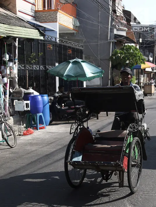 Pengayuh becak mencari penumpang di Kawasan Pasar Rajawali, Pademangan, Jakarta Utara, Senin (8/10). Pemprov DKI Jakarta bakal merevisi Perda Nomor 8 Tahun 2007 untuk mengakomodasi operasional becak. (Liputan6.com/Herman Zakharia)