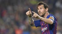 Bintang Barcelona, Lionel Messi, merayakan gol yang dicetaknya ke gawang Sevilla pada laga La Liga Spanyol di Stadion Camp Nou, Barcelona, Sabtu (20/10). Barcelona menang 4-2 atas Sevilla. (AFP/Lluis Gene)