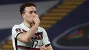 Striker Portugal, Diogo Jota melakukan selebrasi usai mencetak gol pertama ke gawang Serbia dalam laga Kualifikasi Piala Dunia 2022 Zona Eropa Grup A di Rajko Mitic Stadum, Belgrade, Sabtu (27/3/2021). Portugal bermain imbang 2-2 dengan Serbia. (AFP/Pedja Milosavljevic)