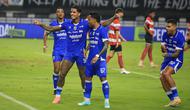 Bintang andalan Persib Bandung, Ramon Tanque melakukan selebrasi usai mencetak gol ke gawang Madura United pada pekan ke-23 BRI Super League 2025/2026 di Stadion Gelora Bandung Lautan Api (GBLA), Kota Bandung, Kamis (26/2/2026) malam WIB. (Bola.com/Erwin Snaz)