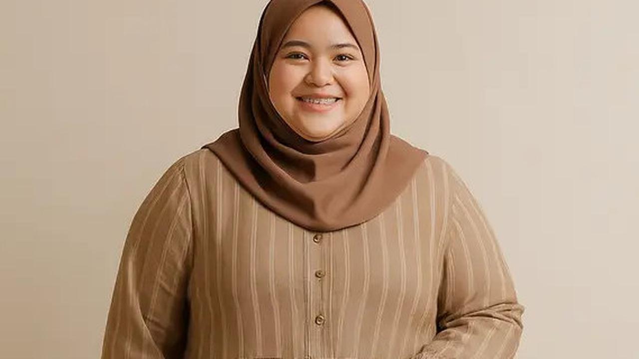 7 Inspirasi Gamis Salur untuk Orang Gemuk, Lengkap Tips Memilihnya agar Tampil Lebih Slim