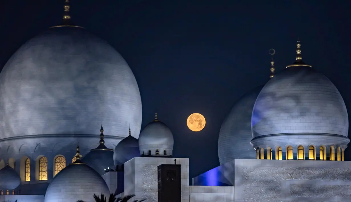 Masjid Agung Sheikh Zayed Abu Dhabi memiliki skala konstruksi hingga material yang membuat kagum siapapun yang melihatnya. (FADEL SENNA/AFP)