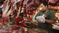 Pedagang melayani pembeli daging Sapi di Pasar Induk Senen, Jakarta, Selasa (19/7).(Liputan6.com/Angga Yuniar)