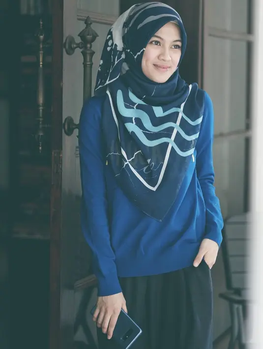 Kali ini, Alyssa Soebandono mengenakan busana berwarna biru dongker yang dipadukan dengan hijab bermotif yang warnanya juga senada. Santun banget kan gaya Alyssa Soebandono ini? (Instagram/ichasoebandono)