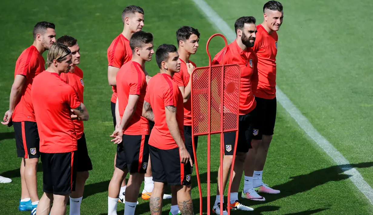 Para pemain Atletico Madrid saat berlatih untuk Leg pertama semifinal UEFA Champions League di Majadahonda, Spanyol, (26/04/2016). Atletico Madrid siap menjamu Bayern Munich dinihari nanti. (REUTERS/Sergio Perez)