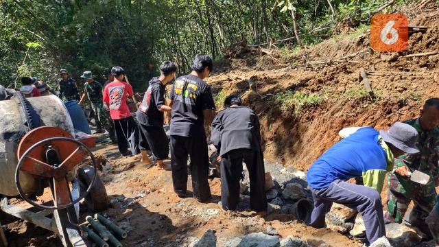 Proses Pengerjaan Jalan Penghubung Desa Puluhan Tahun Terisolir