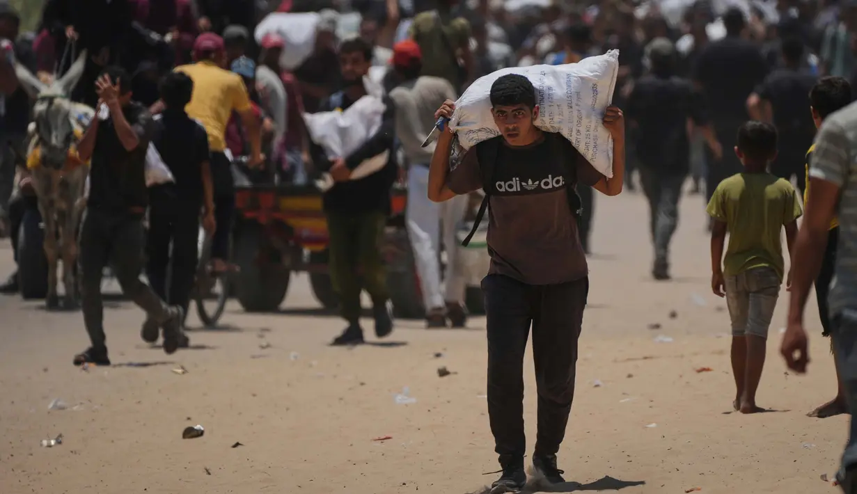 Untuk diketahui, sejak 27 Mei 2025, militer Israel melakukan serangan ke sejumlah zona distribusi bantuan yang didirikan GHF. (AP Photo/Abdel Kareem Hana)