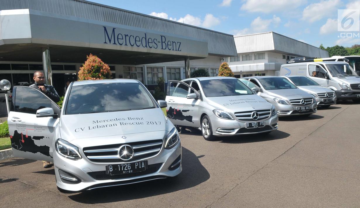 Deretan mobil Mercedes-Benz disiapkan untuk Lebaran Rescue 2017, Jakarta, Jumat (16/6). Memasuki momen mudik 2017, produsen kendaraan niaga (commercial vehicle) menggelar kembali Lebaran Rescue 2017. (Liputan6.com/Helmi Afandi)