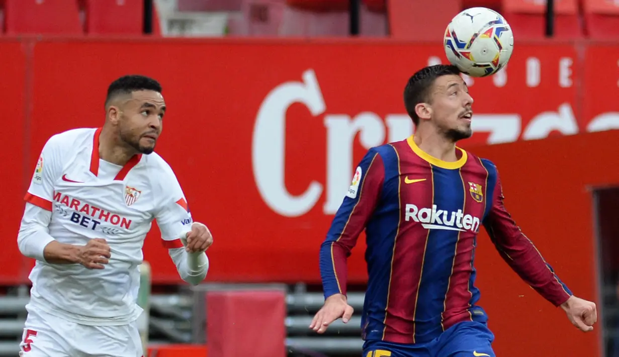 Clement Lenglet. Bek tengah Prancis berusia 27 tahun ini didatangkan Barcelona dari Sevilla pada awal musim 2018/2019 dengan nilai transfer 35,9 juta euro atau kini setara Rp547 miliar. Pada bursa transfer musim panas 2022/2023 ia sepakat untuk dipinjamkan selama 1 musim bersama Tottenham Hotspur. Bersama Barcelona ia total telah tampil dalam 158 laga di semua ajang dengan torehan 7 gol dan 3 assist. Sementara bersama Timnas Prancis ia telah mengoleksi 15 caps dengan torehan 1 gol sejak melakukan debut pada 11 Juni 2019. (AFP/Cristina Quicler)