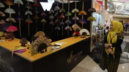 Seorang wanita melihat produk yang di pamerkan dalam ajang inacraft 2019 di JCC, Jakarta, Rabu (24/4). Inacraft 2019 sendiri merupakan salah satu pameran produk kerajinan terbesar di Asia Tenggara yang diikuti sekitar 1.700 peserta dari seluruh Indonesia dan luar negeri. (Liputan6.com/Angga Yuniar)