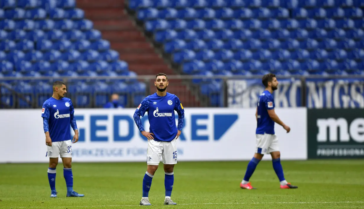 Pemain Schalke 04 tampak kecewa usai ditaklukkan Augsburg pada laga Bundesliga di Veltins-Arena, Minggu (24/5/2020). Augsburg menang dengan skor 3-0 atas Schalke 04. (AP/Martin Meissner)