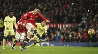 Cristiano Ronaldo menyumbang dua gol untuk membawa Manchester United mengalahkan Arsenal 3-2 dalam laga pekan ke-14 Liga Inggris, Kamis (2/12/2021). Laga tersebut juga menjadi laga terakhir Michael Carrick menjabat caretaker yang segera digantikan Ralf Rangnick. (AP/Dave Thompson)