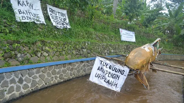 Protes masyarakat Karangtengah Kecamatan Cilongok, dampak air keruh Sungai Prukut akibat eksplorasi proyek PLTP Baturraden. (Foto: Liputan6.com/Muhamad Ridlo)