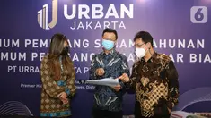Komisaris PT Nusa Wijaya Propertindo sebagai pemegang saham mayoritas URBAN Jacqueline Bastiaan Wijaya, Direktur URBN hasil RUPS Tahunan Rudy Gomedi dan Direktur Utama URBN Bambang Sumargono berbincang di sela-sela RUPS dan RUPSLB di Jakarta, Rabu (10/06/2021) (Liputan6.com/Fery Pradolo)