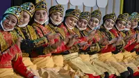 Para penari tampil dalam Festival Tari Ratoh Jaroe di Banda Aceh, Aceh, Rabu (8/9/2021). Tari Ratoh Jaroe merupakan salah satu tarian tradisional asal Aceh yang sangat terkenal. (CHAIDEER MAHYUDDIN/AFP)