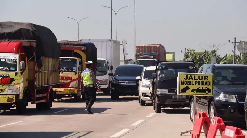 Satgas Covid-19 Pemalang mengintensifkan penyekatan di Exit Tol Gandulan, Pemalang. (Foto: Liputan6.com/Humas Polres Pemalang)