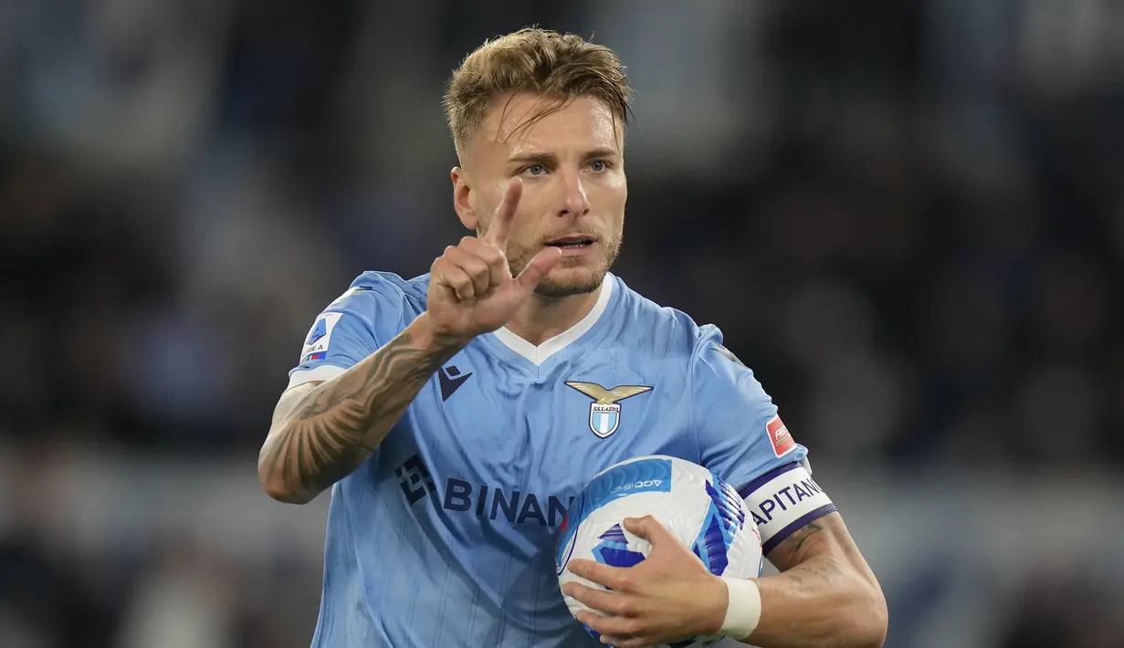 Ciro Immobile. Striker Lazio ini telah mencetak 8 gol di Liga Italia dari 8 laga yang dijalani. Ia hanya absen satu laga saat Lazio jumpa Bologna di pekan ke-7. Ia bersaing dengan striker Inter Milan, Edin Dzeko yang menempati posisi kedua dengan 7 gol. (AP/Alessandra Tarantino)