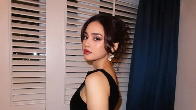 Makeup Bold Syifa Hadju di Pesta Ultah ke-50 Maia Estianty, Tampil Glamor dengan Lipstik Merah Bata